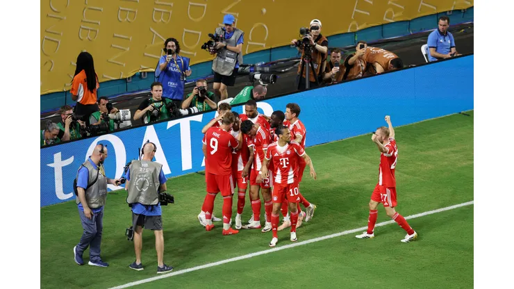 Elenco do Bayern de Munique comemora gol marcado