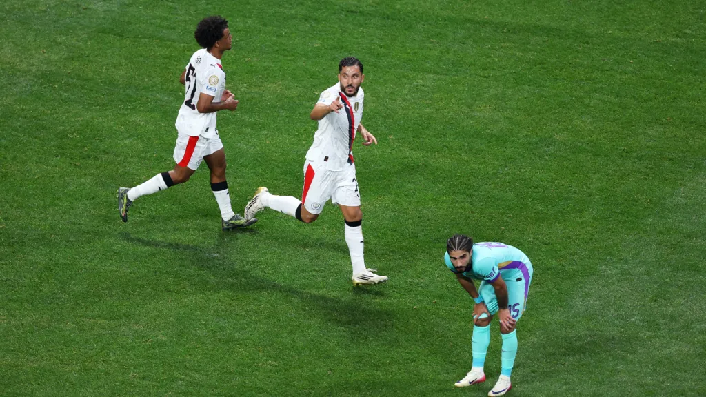 Rayan Cherki marca gol pelo Manchester City (Photo by Kevin C. Cox/Getty Images)