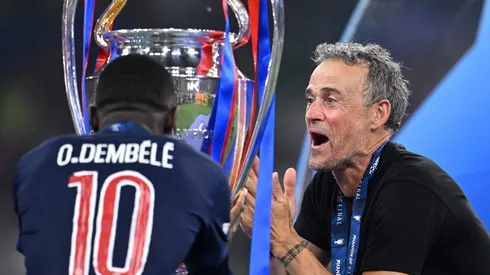 A poucos dias da cerimônia do Ballon d'Or, Luis Enrique demonstrou apoio público a Ousmane Dembélé, cantando uma música em homenagem ao atacante do PSG. (Justin Setterfield/Getty Images)