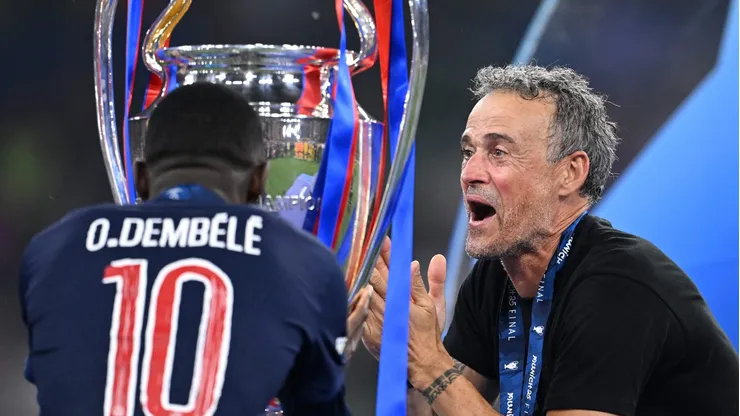 A poucos dias da cerimônia do Ballon d'Or, Luis Enrique demonstrou apoio público a Ousmane Dembélé, cantando uma música em homenagem ao atacante do PSG. (Justin Setterfield/Getty Images)