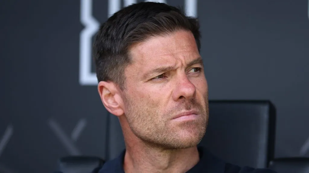 Xabi Alonso, no banco, com a camisa preta