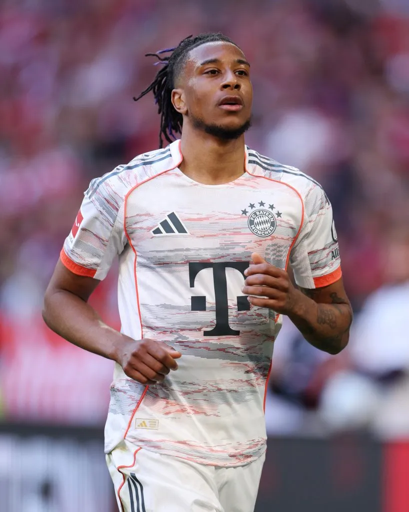 Olise, com a camisa branca do Bayern de Munique
