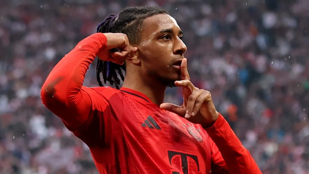 Olise, com a camisa vermelha do Bayern de Munique em campo