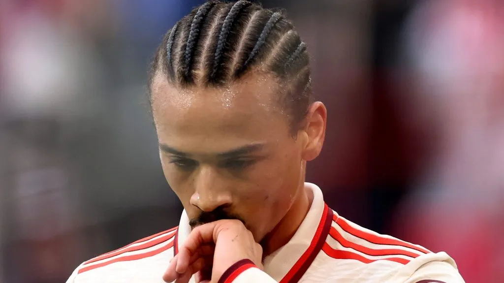 Leroy Sané, com a camisa branca e vermelha