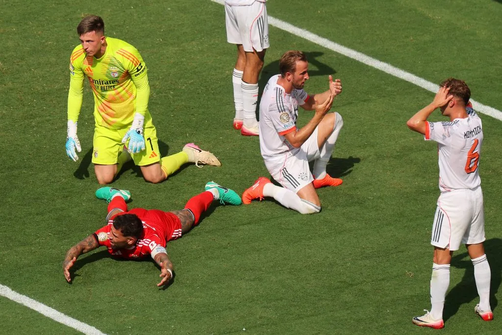 jogadores do bayern de munique com a camisa branca em campo