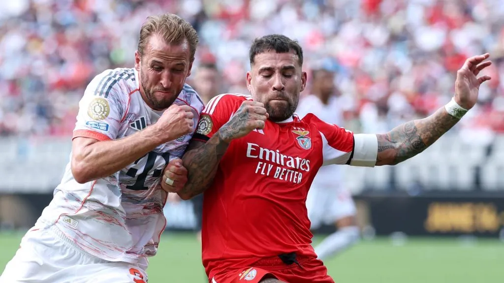 Kane, com a camisa branca e Otamendi com a camisa vermelha