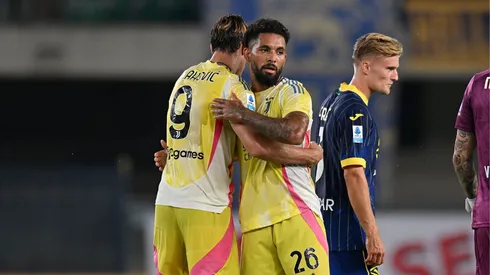 Douglas Luiz e Vlahović juntos na Juventus. Foto: Alessandro Sabattini