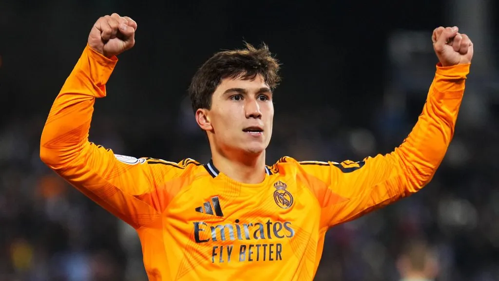 Gonzalo García com a camisa laranja do Real Madrid