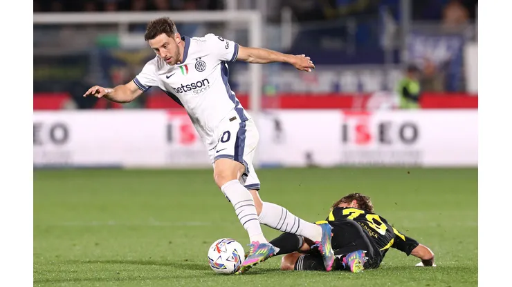 Carlos Augusto, lateral brasileiro da Inter de Milão, é alvo de grandes clubes europeus como Arsenal, Atlético de Madrid e possivelmente Juventus. A Inter, porém, não pretende liberá-lo facilmente. (Foto de Marco LuzzaniGetty Images)