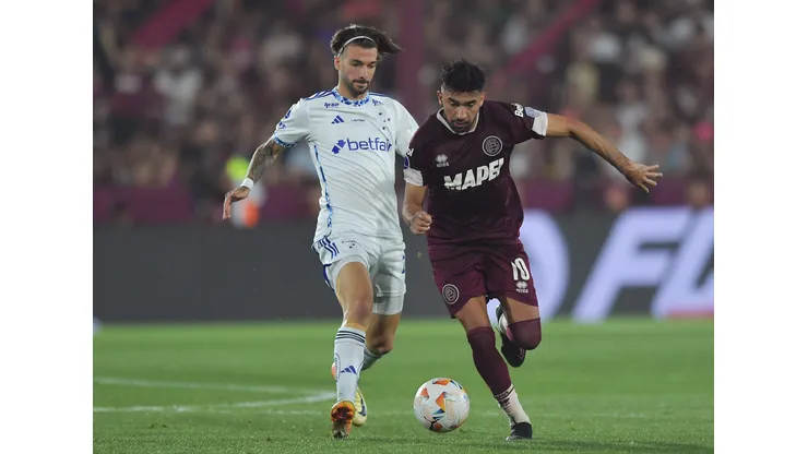 Marcelino Moreno of Lanus and Lautaro Díaz of Cruzeiro battle for the ball during the Copa CONMEBOL Sudamericana 2024 Semifinal second leg match between Lanus and Cruzeiro at Estadio Ciudad de Lanus (La Fortaleza) on October 30, 2024 in Lanus, Argentina. (Photo by Marcelo Endelli/Getty Images)