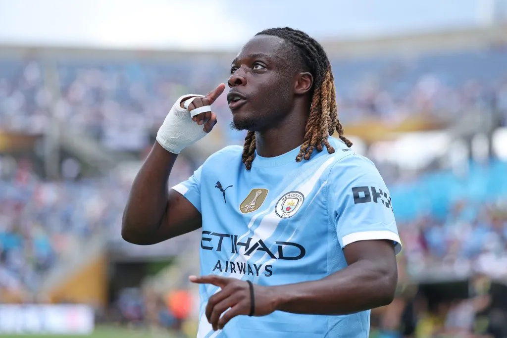 Doku com a camisa azul do Manchester City