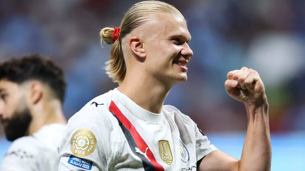 Haaland, com a camisa branca e detalhes vermelhos