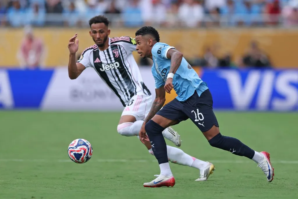 Savinho, camisa 26 do Manchester City, é marcado por Lloyd Kelly, camisa 6 da Juventus FC, durante a partida do Grupo G da Copa do Mundo de Clubes da FIFA 2025 entre Juventus FC e Manchester City FC, realizada no dia 26 de junho de 2025, no Camping World Stadium, em Orlando, Flórida. (Foto de Dan Mullan/Getty Images)