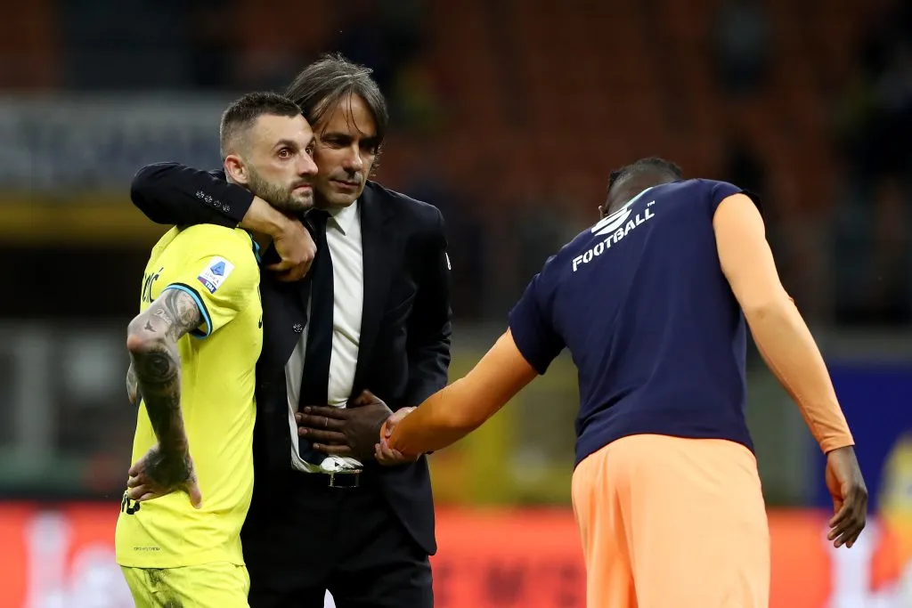 Simone Inzaghi, técnico do FC Internazionale, abraça Marcelo Brozović após a partida da Serie A entre FC Internazionale e US Sassuolo, no Estádio Giuseppe Meazza, em 13 de maio de 2023, em Milão, Itália. (Foto: Marco Luzzani/Getty Images)