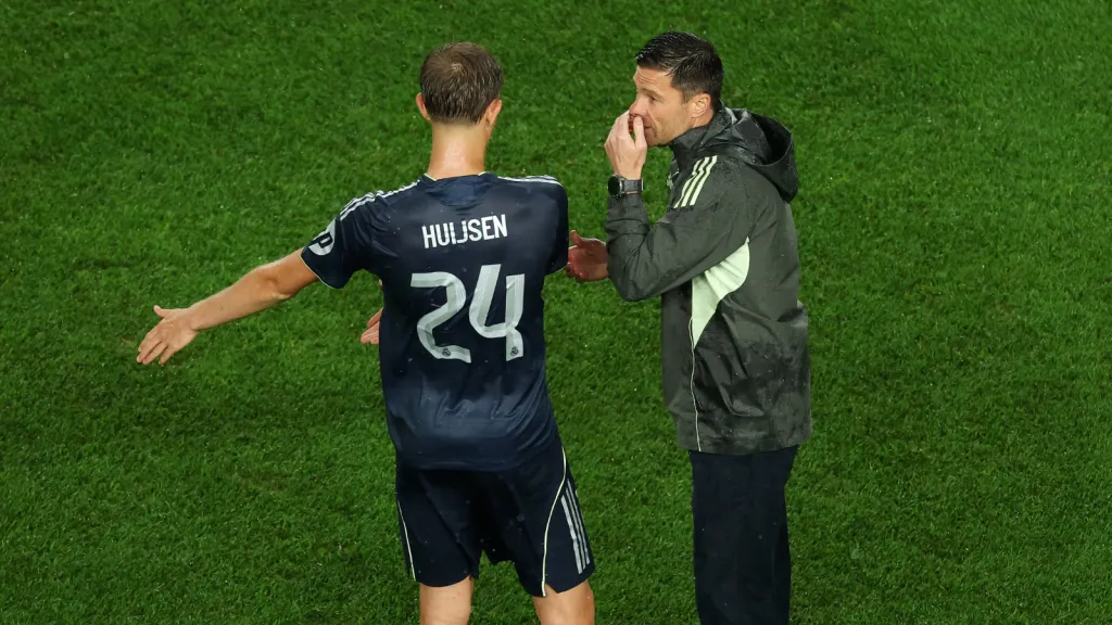 Dean Huijsen conversando com Xabi Alonso em partida do Real Madrid no Mundial de Clubes (Photo by Luke Hales/Getty Images)