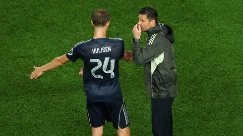 Dean Huijsen ao lado de Xabi Alonso, pelo Real Madrid. (Photo by Luke Hales/Getty Images)