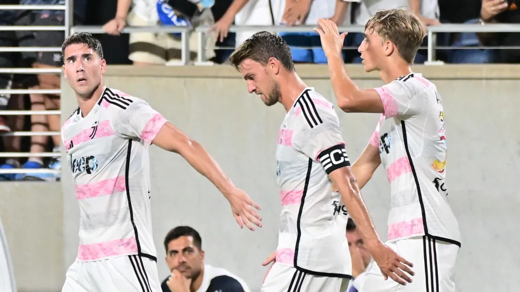 Vlahović comemora gol contra o Real Madrid  (Photo by Julio Aguilar/Getty Images)