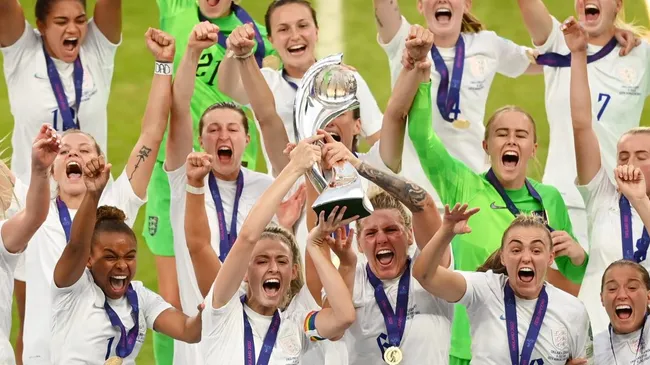 Seleção da Inglaterra comemora o título da Eurocopa Feminina em 2022 (Photo by Michael Regan/Getty Images)