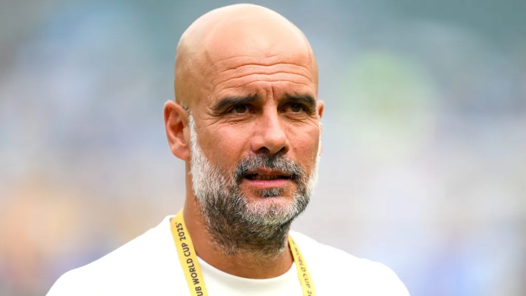 Guardiola, com a camisa e crachá amarelo
