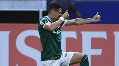 Paulinho, atacante do Palmeiras comemorando gol