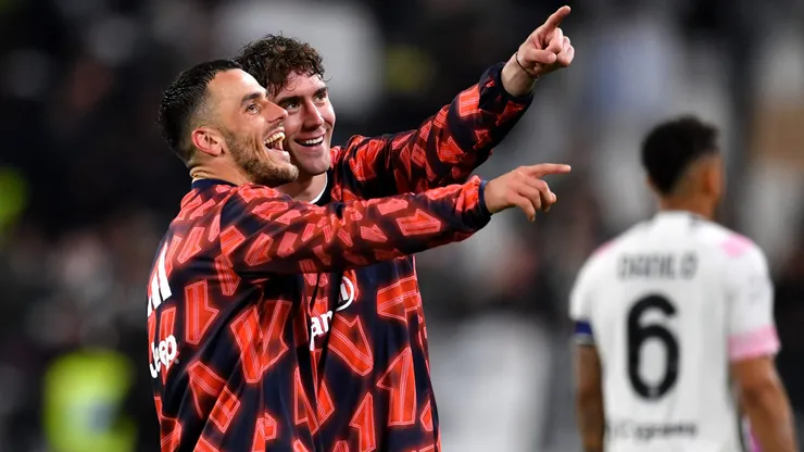 Filip Kostic e Vlahovic juntos na Juventus. Foto: Pennicino/Getty Images