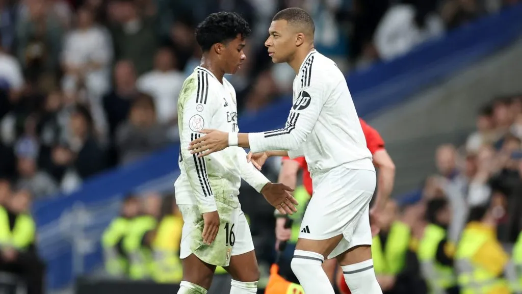 Kylian Mbappé, do Real Madrid, entra em campo no lugar de Endrick, também do Real Madrid, durante a partida semifinal da Copa do Rei entre Real Madrid e Real Sociedad, no Estádio Santiago Bernabéu, em 1º de abril de 2025, em Madri, Espanha. (Foto de Florencia Tan JunGetty Images)