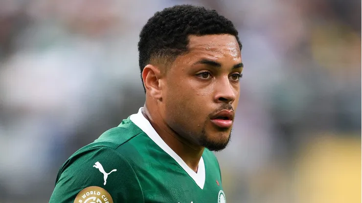 Vitor Roque é criticado pelos torcedores do Barcelona por atuações pelo Palmeiras no Mundial de Clubes. (Photo by David Ramos/Getty Images)