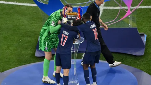 Figo também elogiou jovens talentos como Lamine Yamal, Vitinha e Dembélé, ressaltando a subjetividade envolvida na eleição do melhor jogador do mundo. (Foto de Dan Mullan/Getty Images)