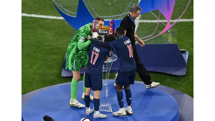 Figo também elogiou jovens talentos como Lamine Yamal, Vitinha e Dembélé, ressaltando a subjetividade envolvida na eleição do melhor jogador do mundo. (Foto de Dan Mullan/Getty Images)