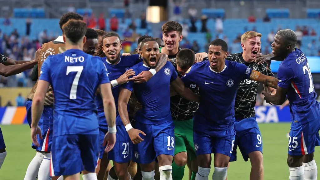 Nkunku comemorando gol em Benfica x Chelsea