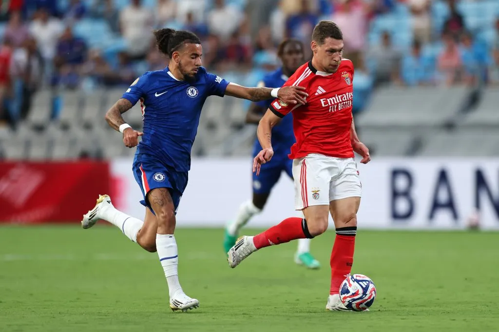 Belotti e Gusto disputam a bola em Benfica x Chelsea. (Photo by Buda Mendes/Getty Images)