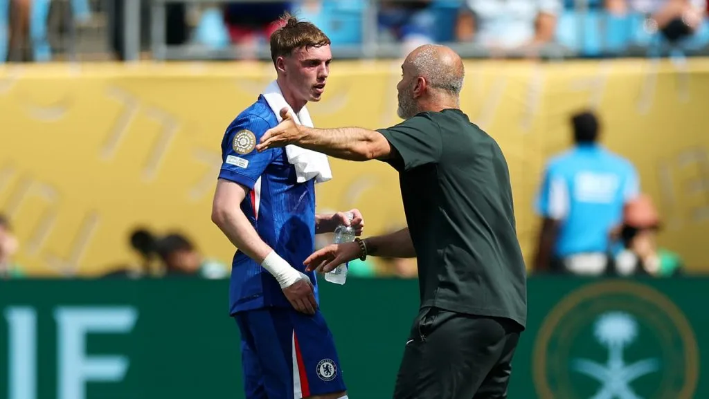 Enzo Maresca, técnico principal do Chelsea FC, dá instruções a Cole Palmer, camisa 10 do Chelsea, durante a partida das oitavas de final da Copa do Mundo de Clubes da FIFA 2025 entre SL Benfica e Chelsea FC, no Bank of America Stadium, em 28 de junho de 2025, em Charlotte, Carolina do Norte. (Foto Buda MendesGetty Images)
