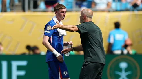Enquanto atletas pedalavam no campo, Enzo Maresca reuniu o time para orientações estratégicas. Cole Palmer, ao retornar, se surpreendeu com o clima intenso. (Foto Buda MendesGetty Images)
