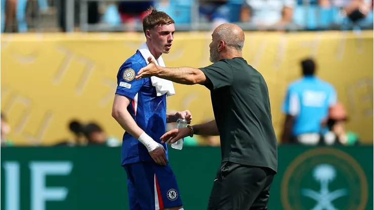 Enquanto atletas pedalavam no campo, Enzo Maresca reuniu o time para orientações estratégicas. Cole Palmer, ao retornar, se surpreendeu com o clima intenso. (Foto Buda MendesGetty Images)