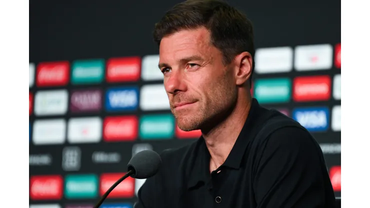 Xabi Alonso mira o título do Mundial de Clubes