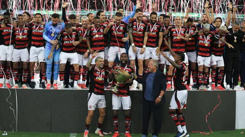 Elenco do Flamengo comemora título ao lado de Zico