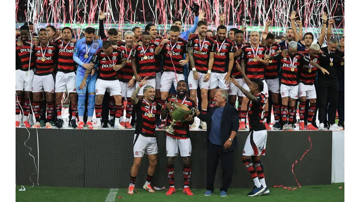 Elenco do Flamengo comemora título ao lado de Zico