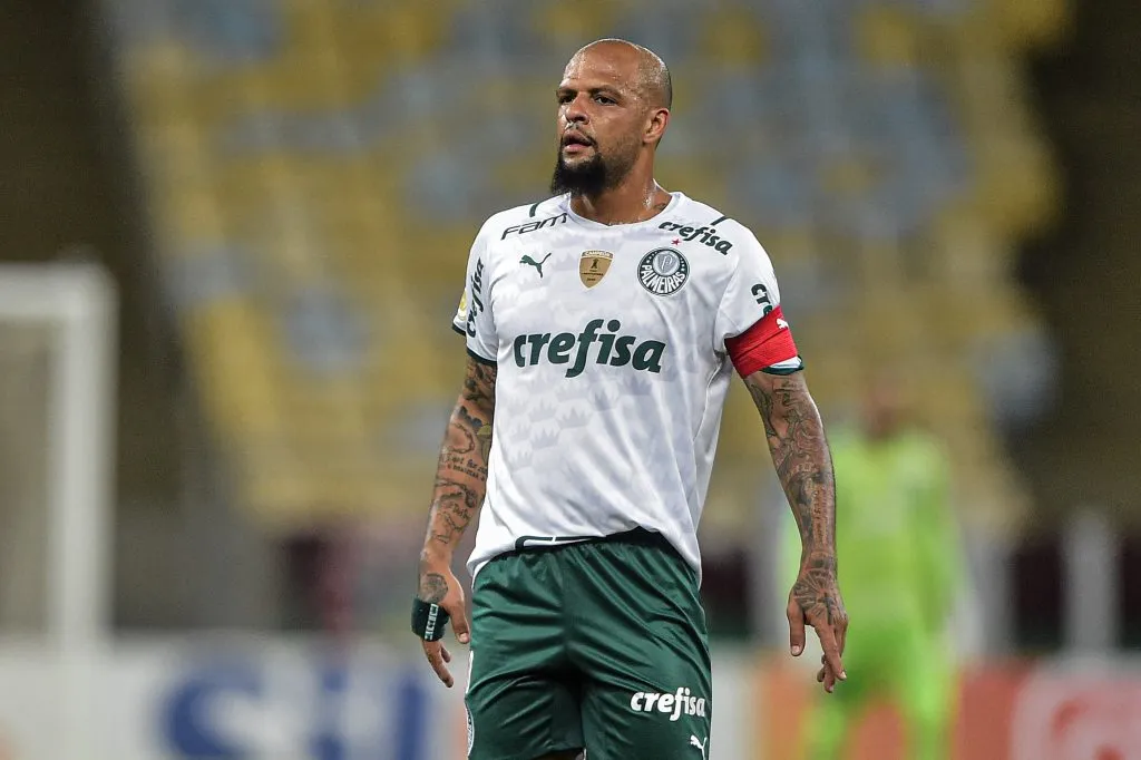 Felipe Melo, com a camisa branca do Palmeiras, em campo