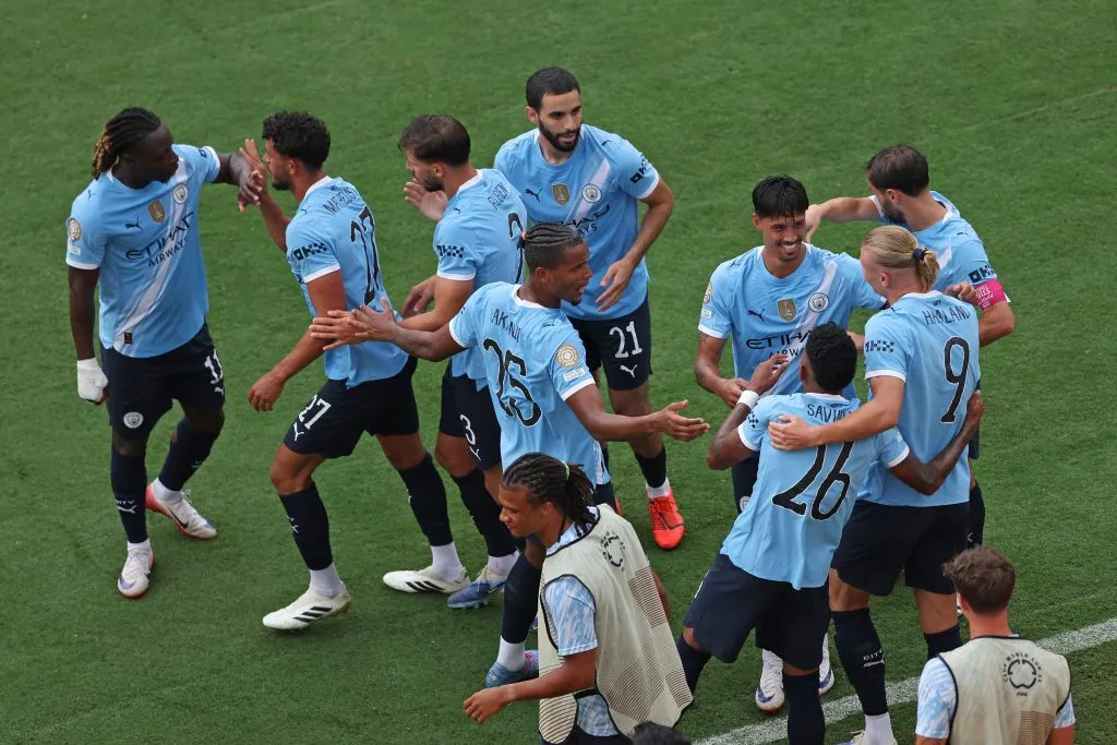 Elenco do City comemora gol sobre a Juventus