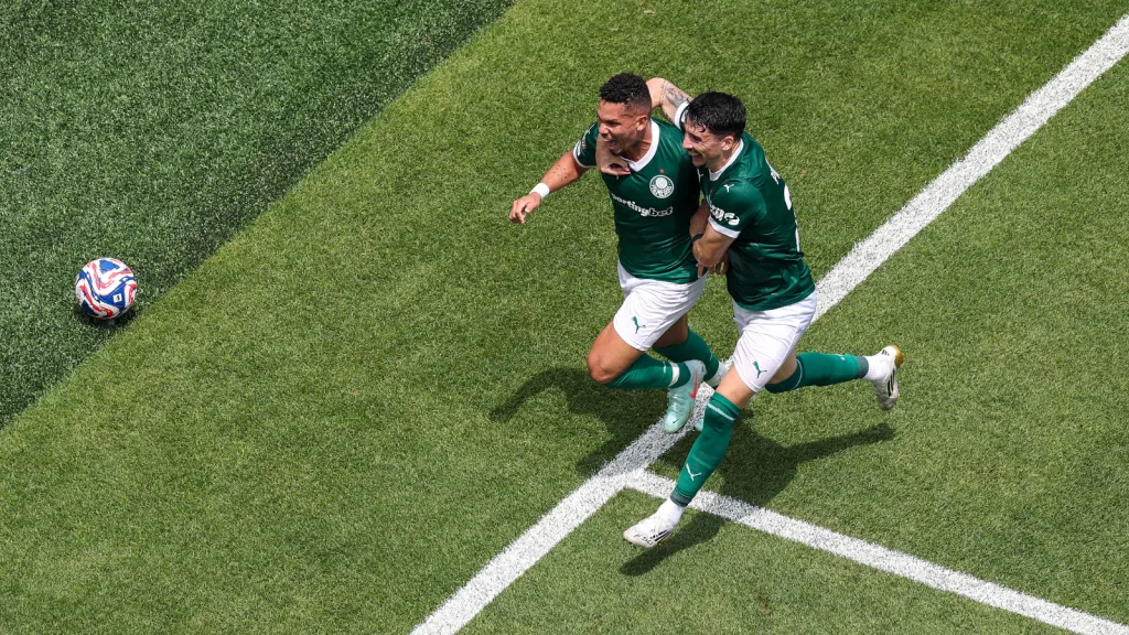 Piquerez e Paulinho celebram gol contra o Botafogo. Foto: Getty Images