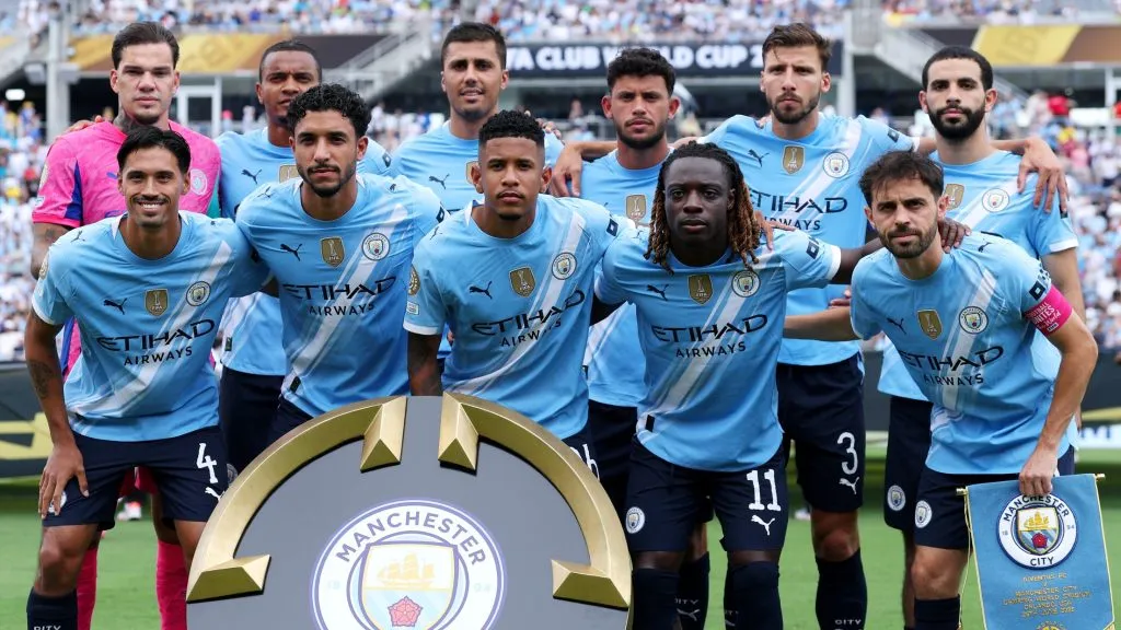 Jogadores do Manchester City, em campo, com a camisa azul