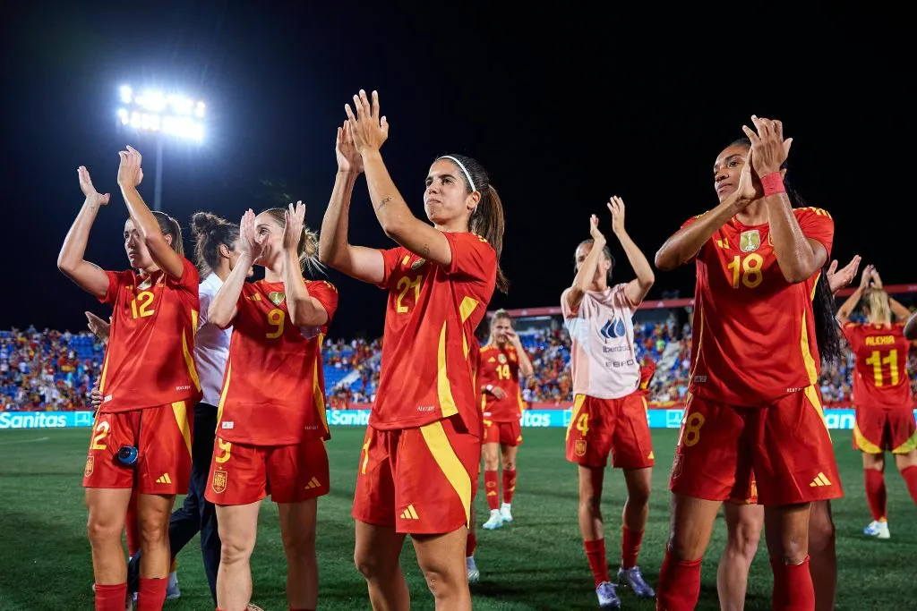 Jogadoras espanholas cumprimentam a torcida (Reprodução/Seleção da Espanha)