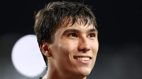 A mudança deixa vaga a camisa 9, e nomes como Endrick, Gonzalo e Rodrygo são cotados para assumir o número. (Photo by Francois Nel/Getty Images)