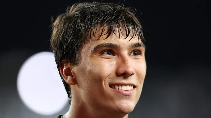 A mudança deixa vaga a camisa 9, e nomes como Endrick, Gonzalo e Rodrygo são cotados para assumir o número. (Photo by Francois Nel/Getty Images)