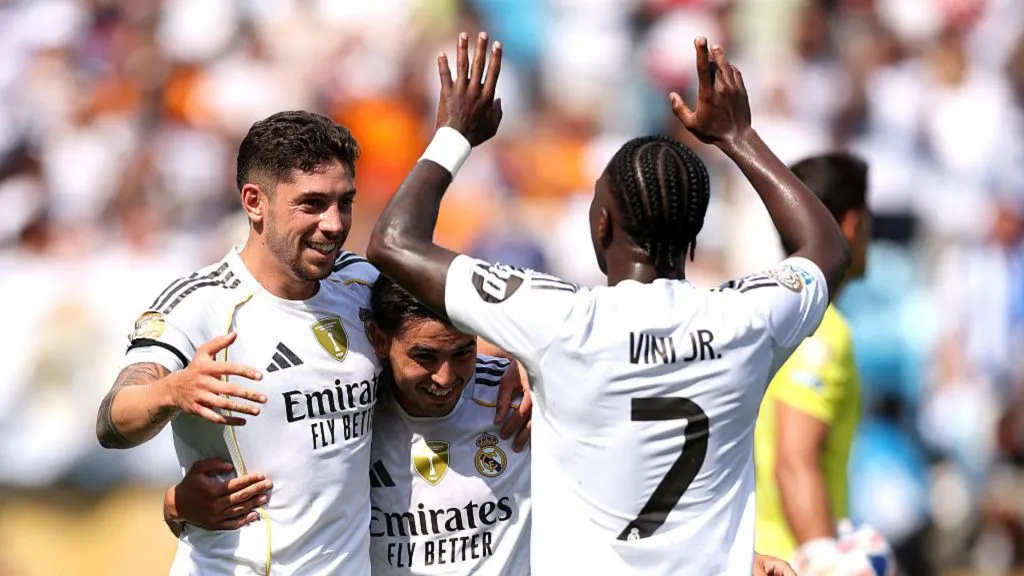 Vinícius Júnior comemora com Valverde gol contra o Salzburg (Photo by Getty Images)