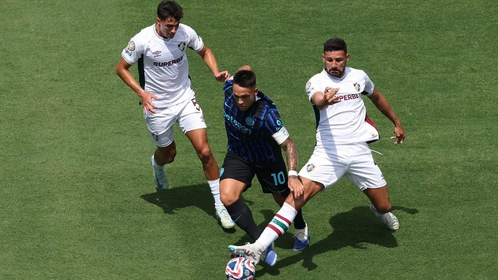 Lautaro Martínez sendo desarmado por Ignácio. Foto: Buda Mendes/Getty Images