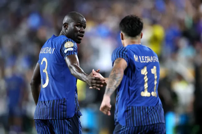Koulibaly e Marcos Leonardo em ação. (Photo by Francois Nel/Getty Images)