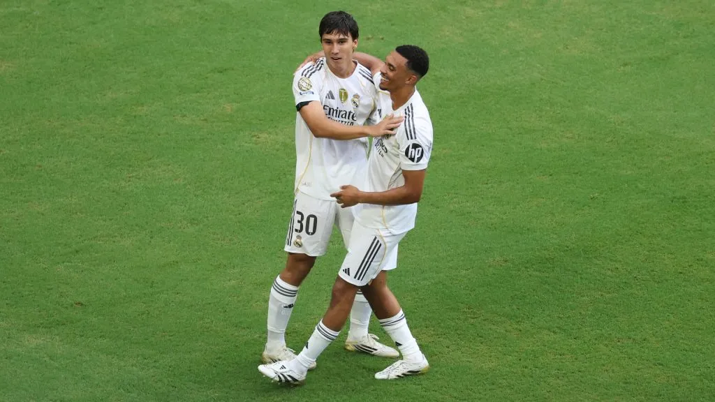 Arnold comemorando com Gonzalo García após assistênica. Foto: Kevin C. Cox/Getty Images