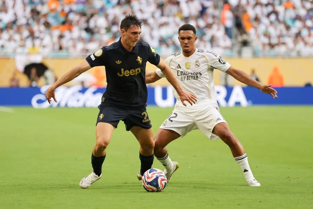 Cambiaso com a camisa azul marinho e Arnold, com a camisa branca, em Real Madrid x Juventus