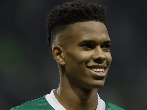 Torcida dos Blues projeta possível gol de Estêvão